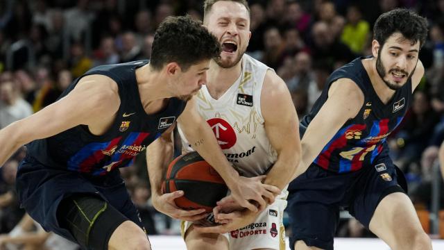 Abrines defiende una jugada rival.