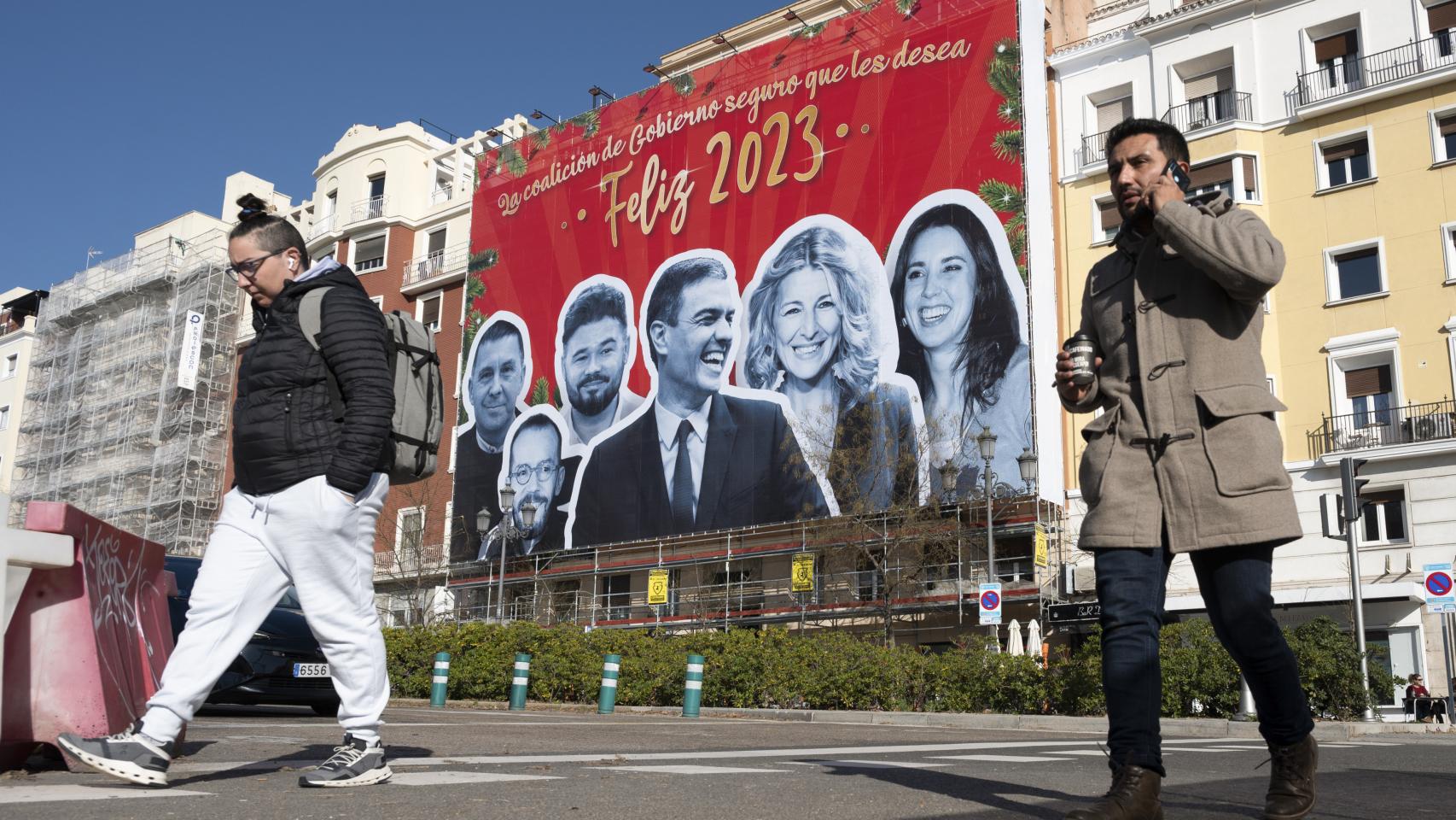 Vista del cartel colocado por el PP en la calle Ferraz, en Madrid, este miércoles, en el que se ve a Sánchez junto a Otegi, Echenique, Rufián, Yolanda Díaz e Irene Montero.