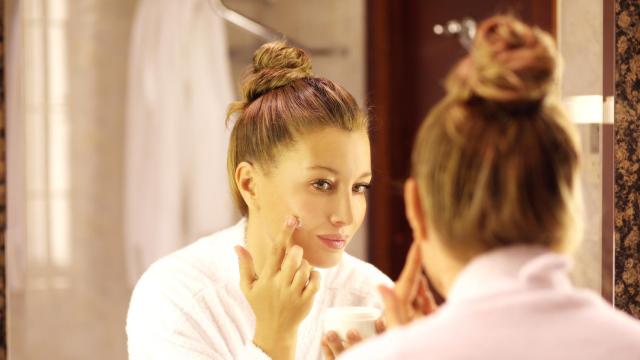 Mujer poniéndose tratamiento nocturno con AHA.