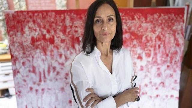 Olga Andrino posando ante una de sus obras.