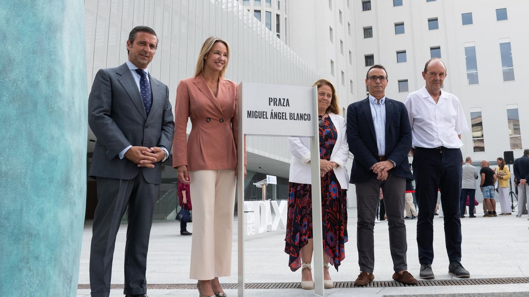 La delegada de la Xunta en Vigo junto al juez decano durante la inauguración de la plaza Miguel Ángel Blanco.