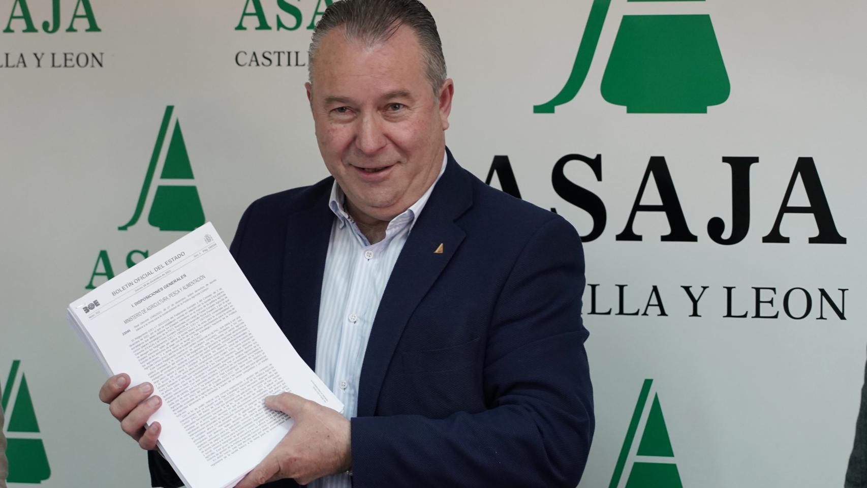 El presidente de Asaja en Castilla y León, Donaciano Dujo, analizando la nueva normativa de 2023