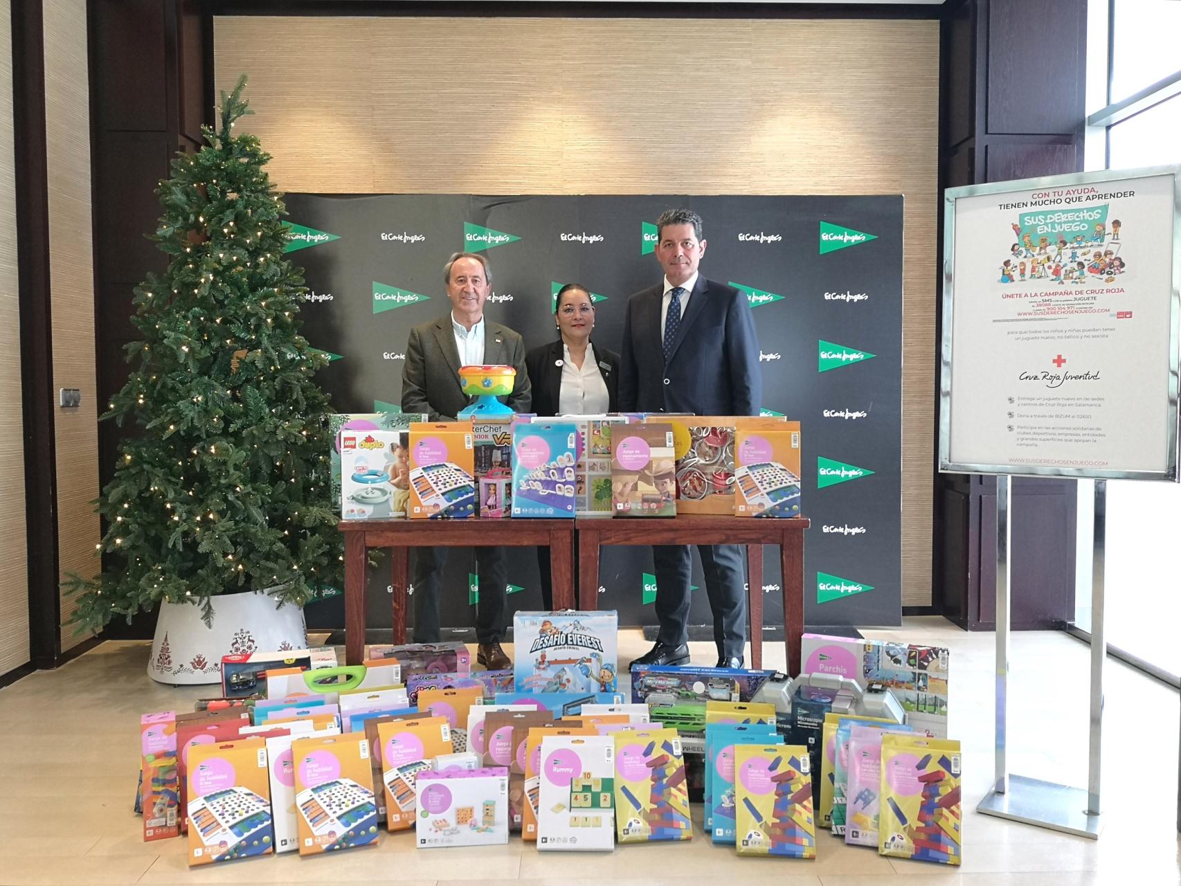 El Corte Inglés de Salamanca entrega a Cruz Roja una gran cantidad de juguetes