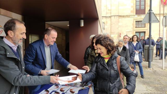 Francisco Requejo y José Luis Prieto Calderón reparten los calendarios