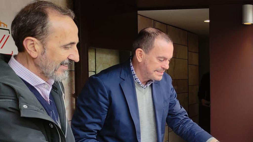 Francisco Requejo y José Luis Prieto Calderón reparten los calendarios
