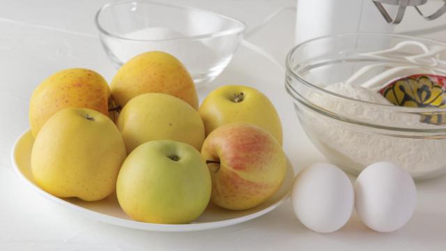 Rico postre con huevo y manzana