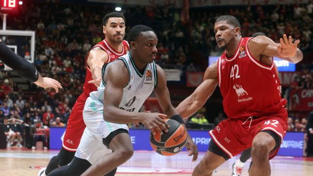 Un lance del encuentro entre el Armani Milan y el Valencia Basket.