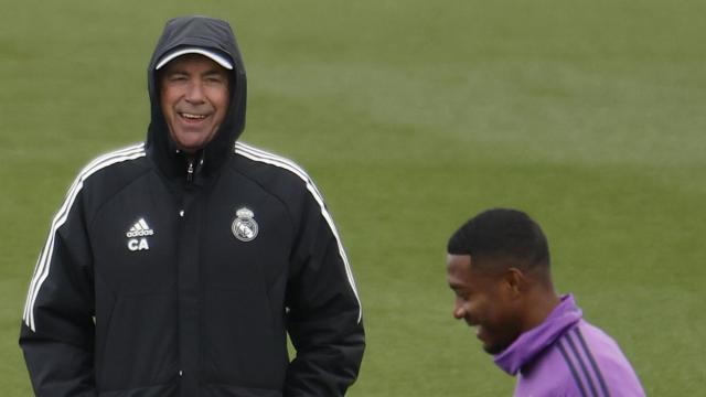 Carlo Ancelotti y David Alaba, durante un entrenamiento