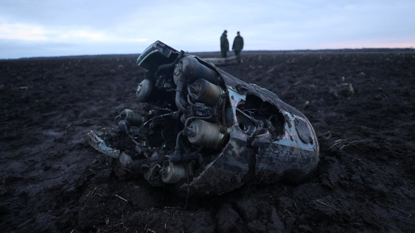 Los investigadores se reúnen cerca de los fragmentos de una munición en la región de Grodno.