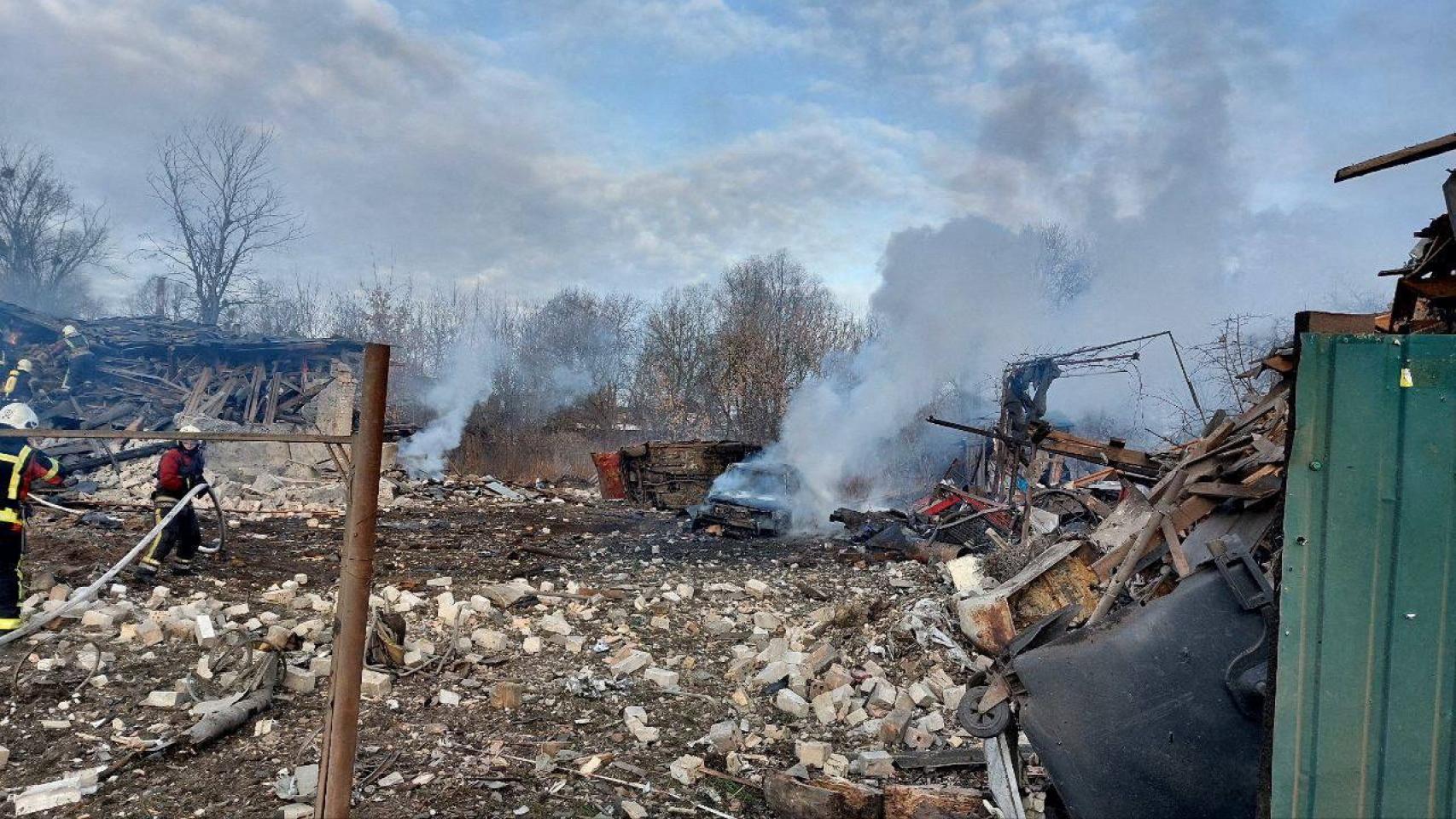 Rescatistas en una zona residencial dañada por los bombardeos en Kiev.