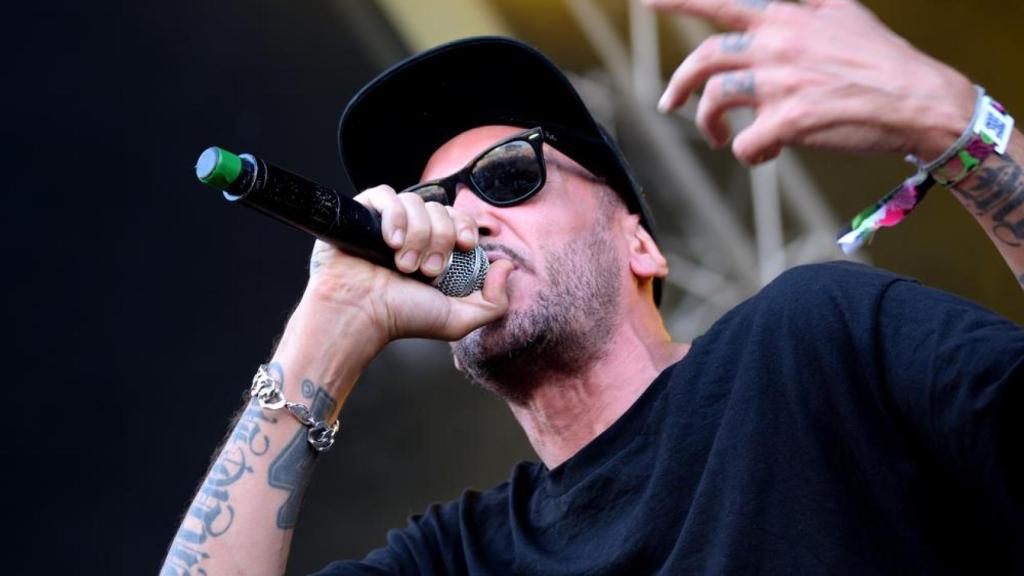 Un hombre haciendo beatbox.