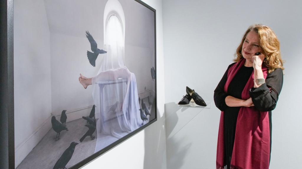 La diseñadora de zapatos alicantina Sara Navarro nos muestra su exposición en el MUBAG de Alicante.