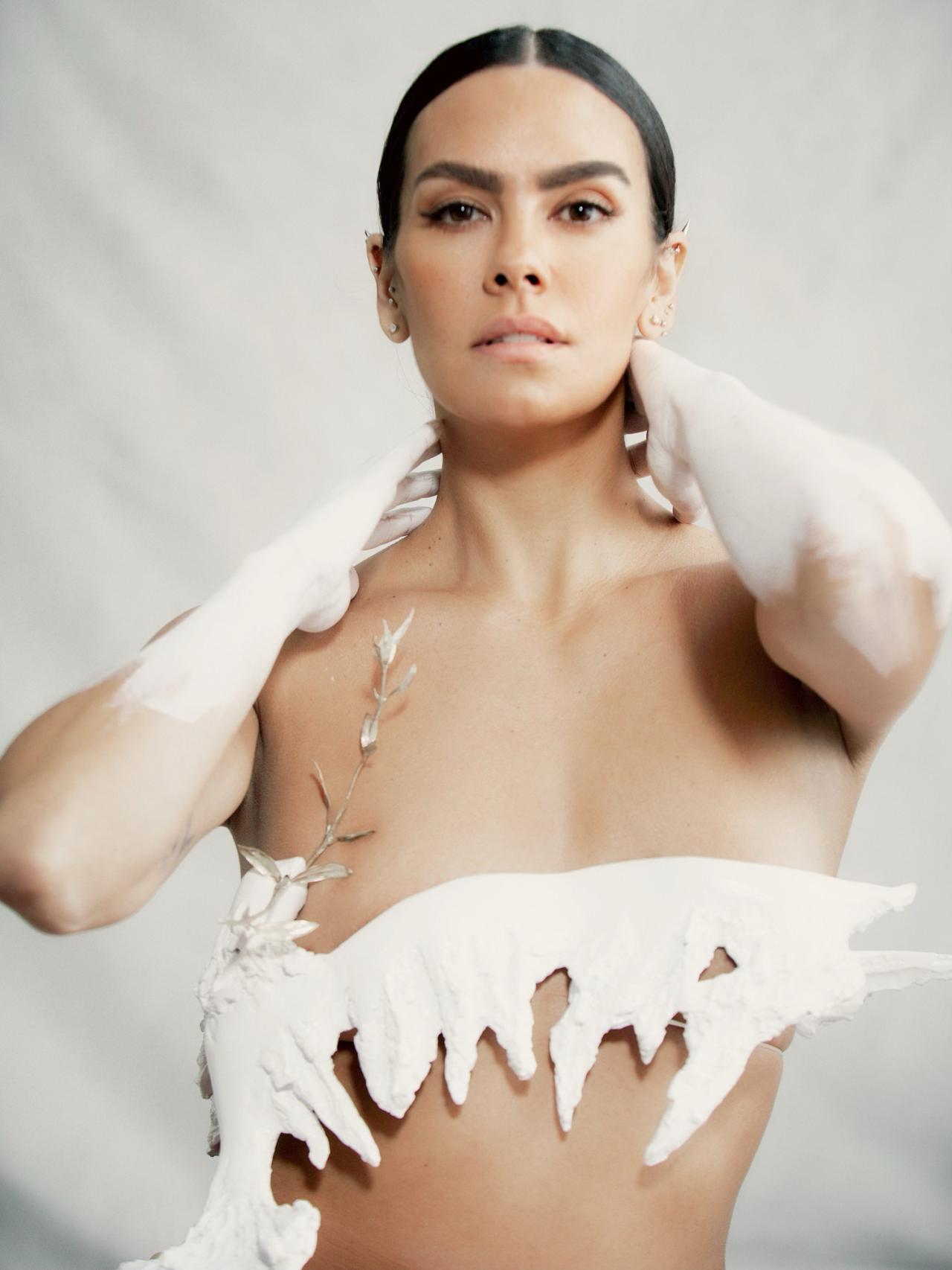 La paloma blanca esculpida como arte figurativo que 'escondía' Pedroche bajo su capa.