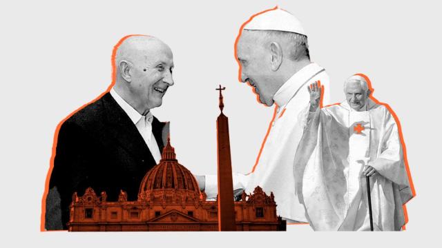 El teólogo español José María Castillo,  el papa Francisco y el papa emérito Benedicto XVI, en el Vaticano.