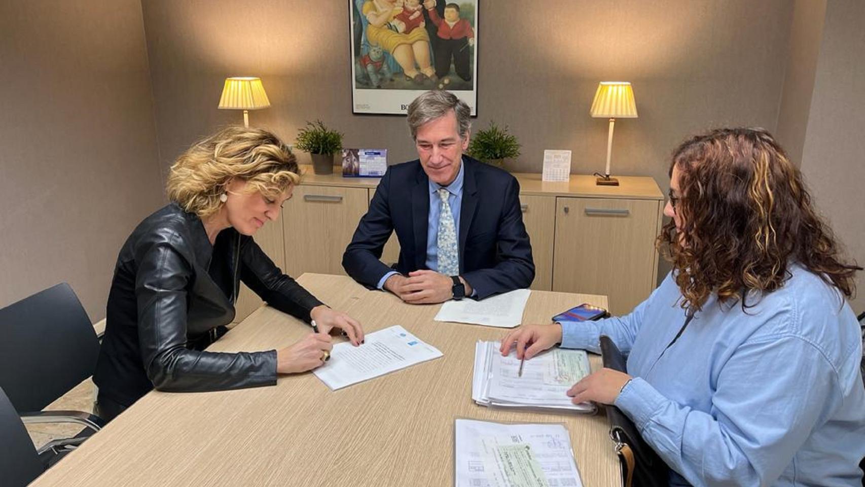 Firma ante notario de la compra de las viviendas a la SAREB