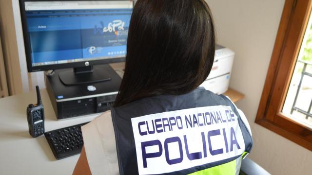 Policía Nacional en un ordenador