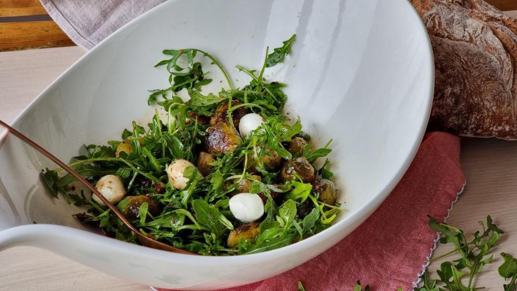 Ensalada de coles de bruselas al estilo italiano, una nueva forma de comer esta verdura