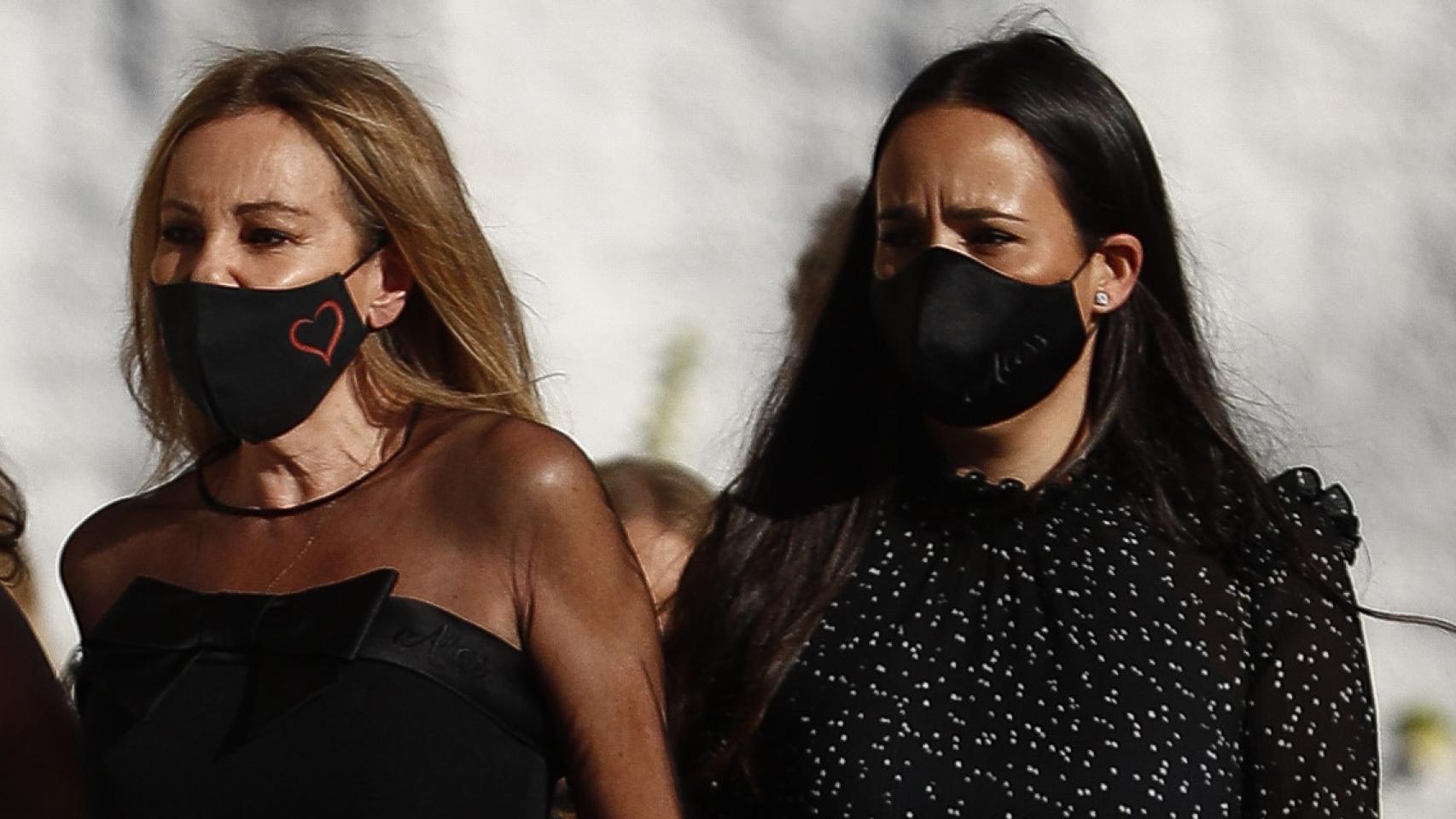 Ana García Obregón junto a Carolina Monje el día del funeral de Álex Lequio, el 30 de junio de 2020.