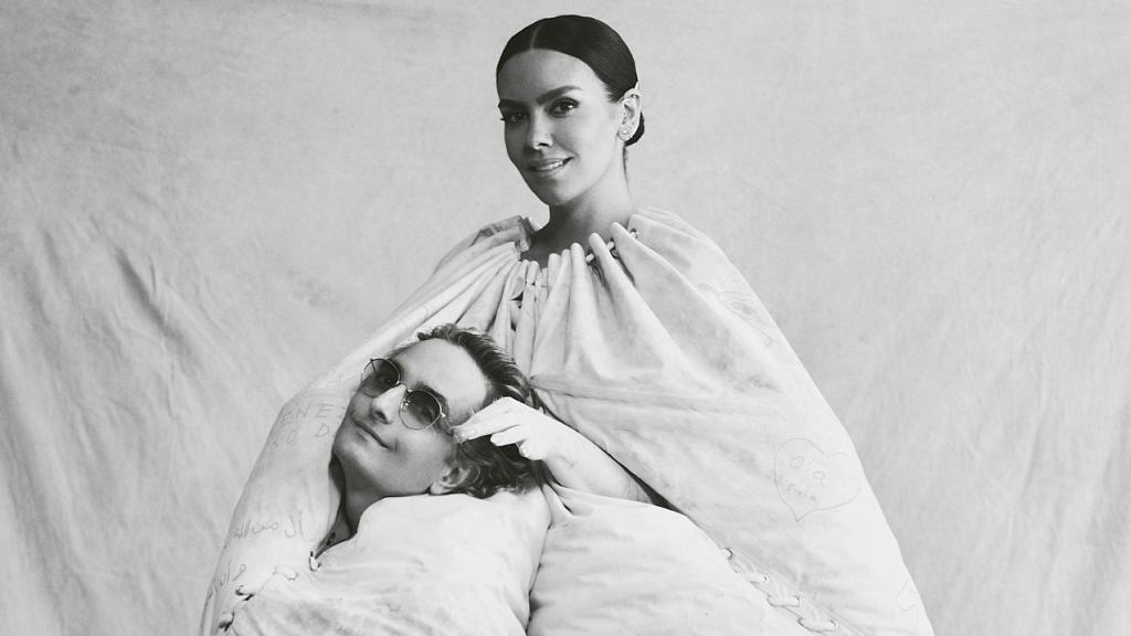Josie y Cristina Pedroche en una fotografía en blanco y negro, luciendo la capa del vestido de estas Campanadas 2022.