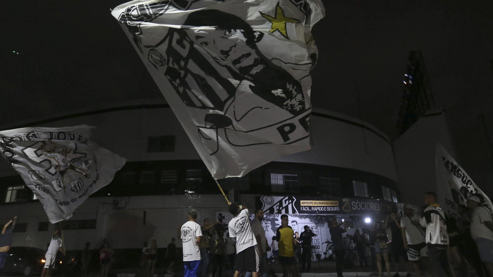 Aficionados del Santos homenajean a Pelé tras su fallecimiento