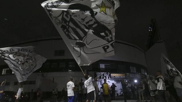 Aficionados del Santos homenajean a Pelé tras su fallecimiento