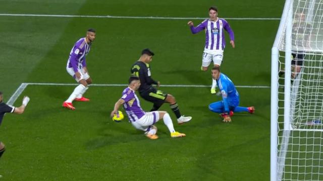 El Real Madrid reclama mano en el área del Valladolid