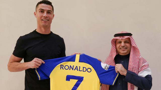 Cristiano Ronaldo posa con su nuevo equipo.