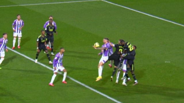 Mano de Javi Sánchez en el área del Valladolid sancionada con penalti tras la revisión en el VAR