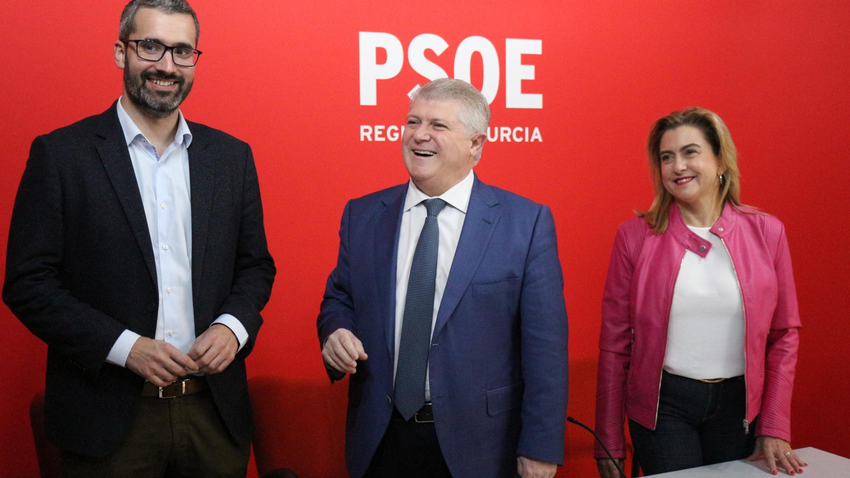 El secretario general del PSOE en la Región de Murcia, José Vélez, este viernes, junto a Francisco Lucas, vicesecretario general del PSOE, y Carmina Fernández, gerente del PSRM, en el desayuno con los medios de comunicación.