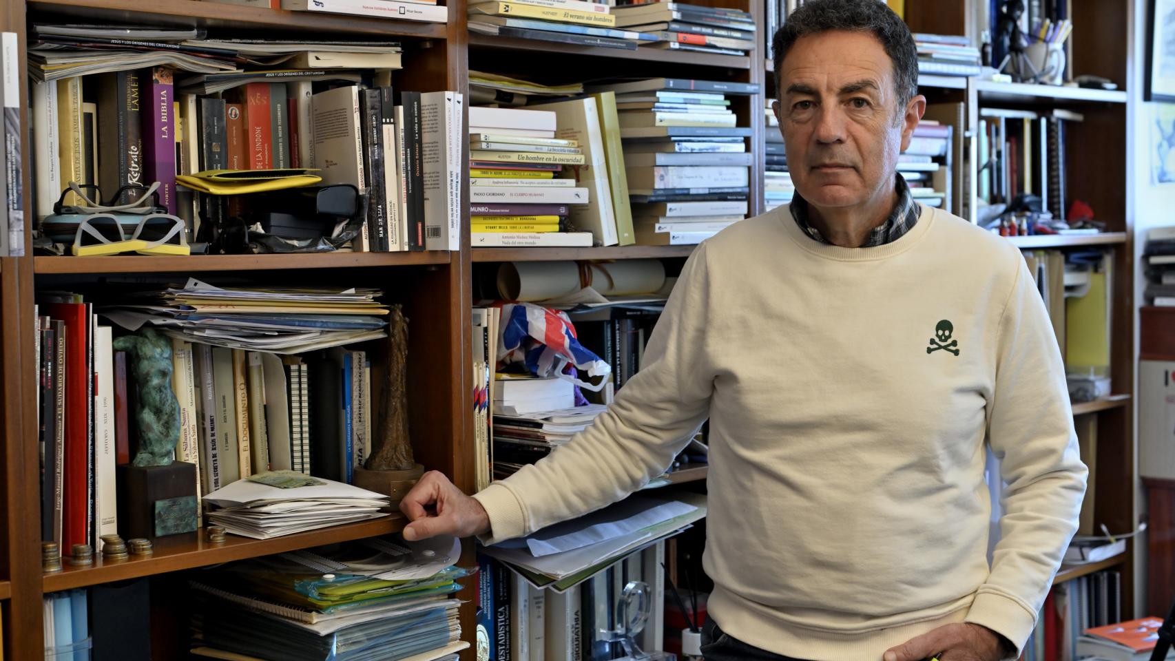 Miguel Lorente, ex delegado del Gobierno contra la Violencia de género, en su casa.
