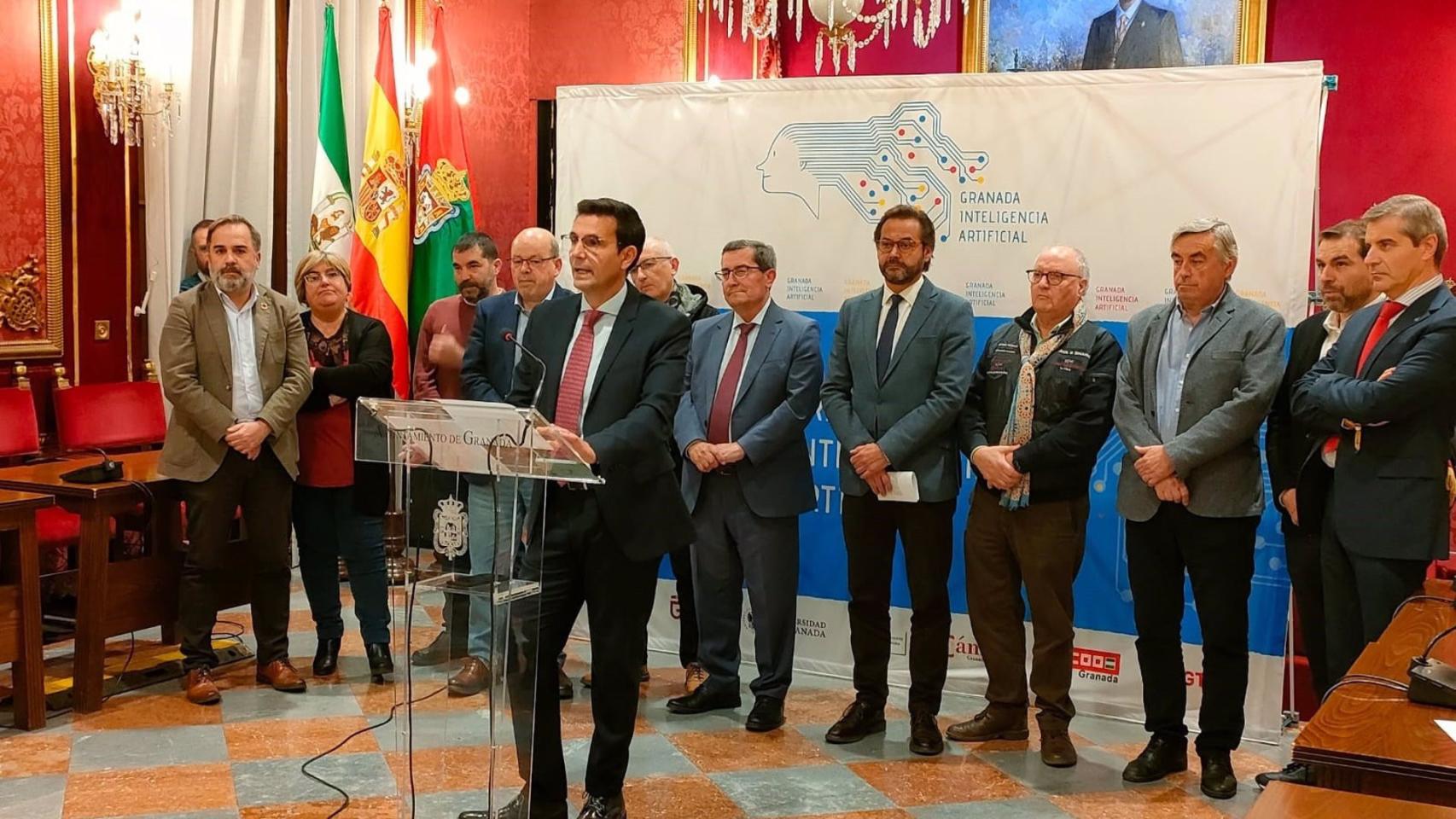 El alcalde de Granada, Paco Cuenca, en rueda de prensa tras la elección de A Coruña como sede de la Aesia.contra el Gobierno