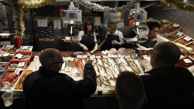 Un puesto de mercado en el que la gente compra su cena de Nochevieja.