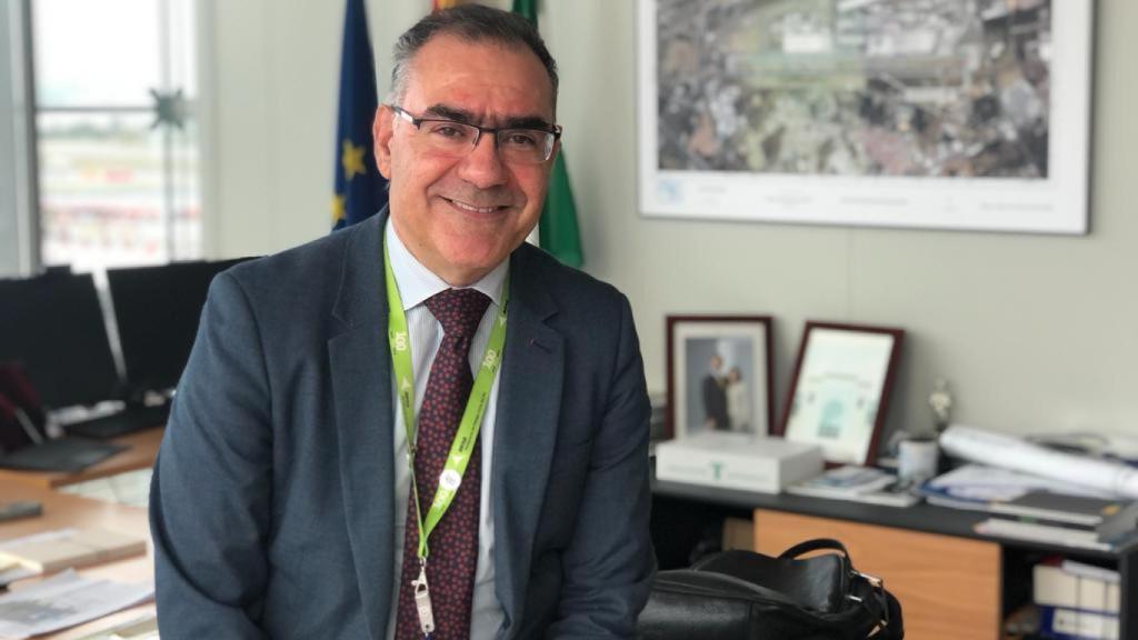 Pedro Bendala posa para este diario tras la entrevista.