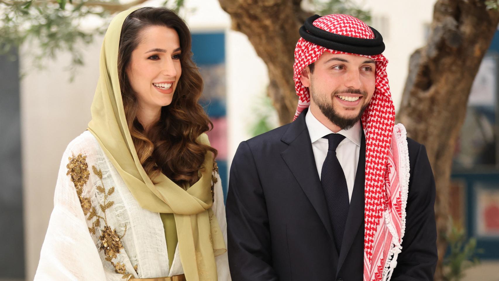 El príncipe Hussein y Rajwa Al Saif en un acto público en Riyadh, Arabia Saudí, en agosto de 2021.