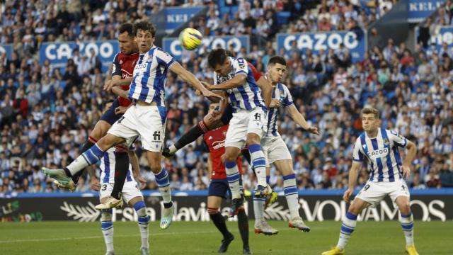 Un lance del encuentro entre la Real Sociedad y Osasuna.