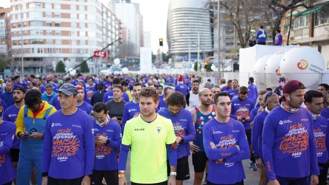 Un gran pelotón de corredores, listos para la salida.