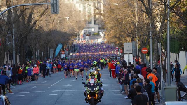 La marabunta de corredores avanza poco después de la salida.