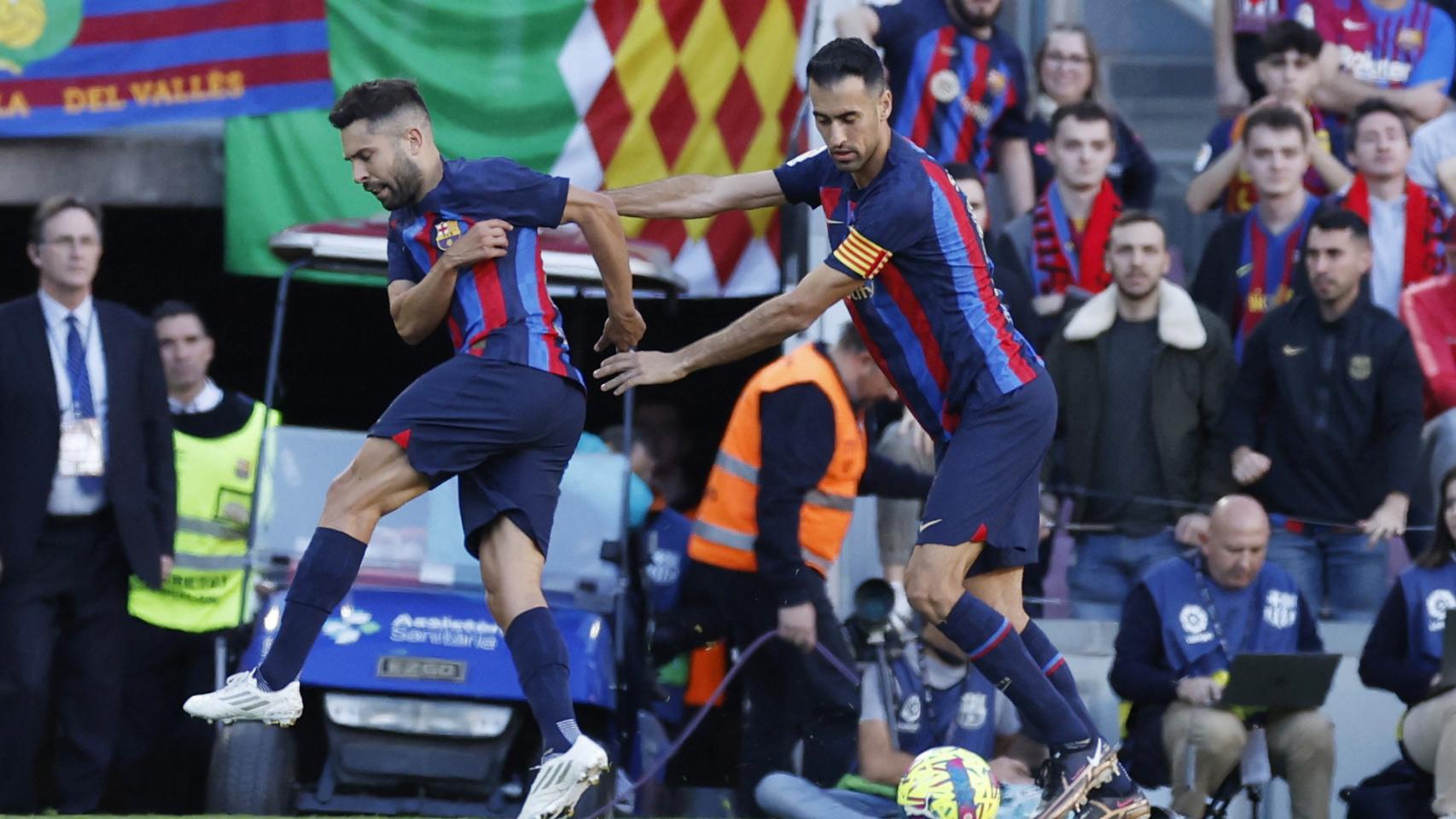 Reacción de Jordi Alba, junto a Busquets, tras ser expulsado en el derbi catalán