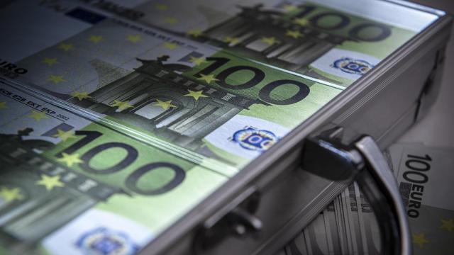 Maletín con billetes de 100 euros.