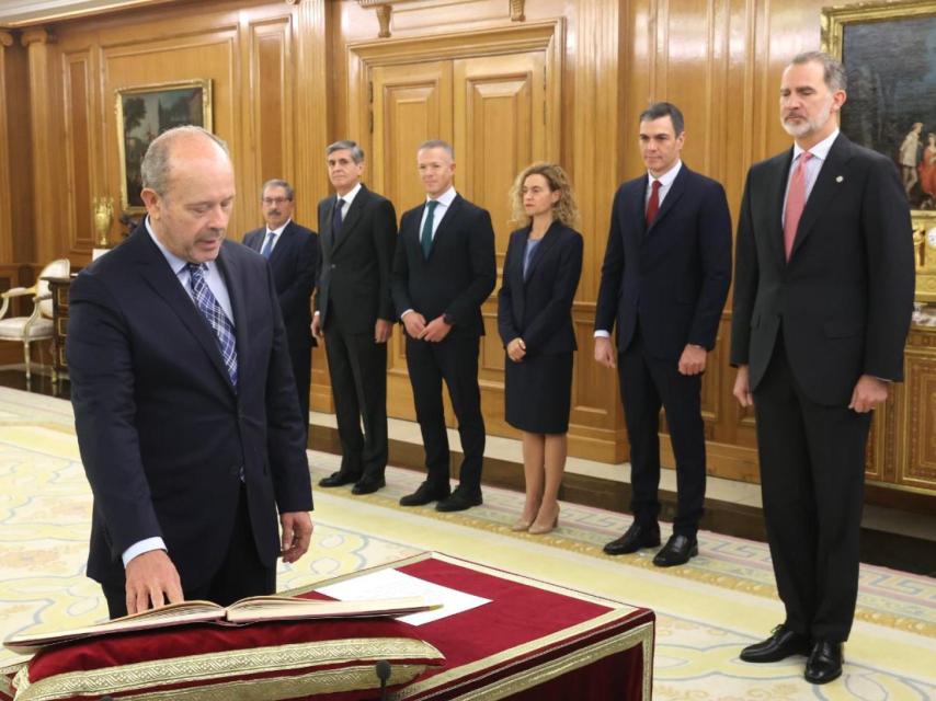 Juan Carlos Campo, exministro de Justicia del primer Gobierno de Pedro Sánchez, jura su cargo de nuevo magistrado del Tribunal Constitucional ante el Rey, el pasado 31 de diciembre.