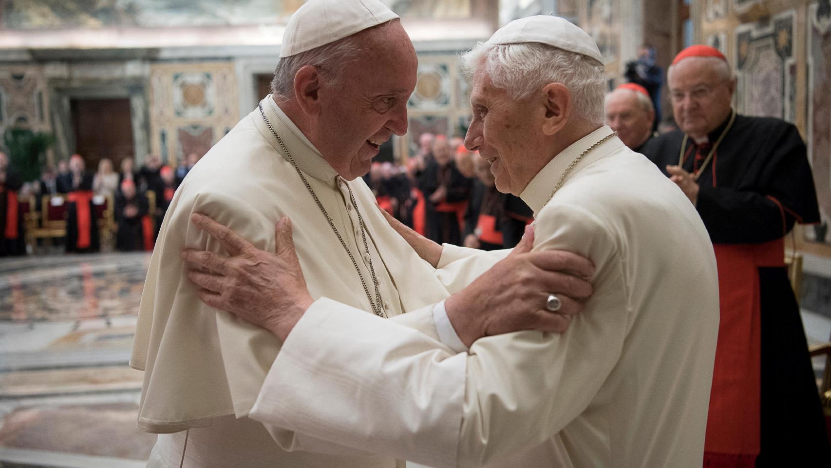 Francisco con Benedicto XVI en 2016.