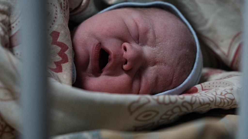 El pequeño, aún sin nombre, nació durante un ataque de la artillería rusa.