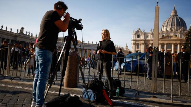 Expectación en la plaza de San Pedro tras la muerte de Benedicto XVI.