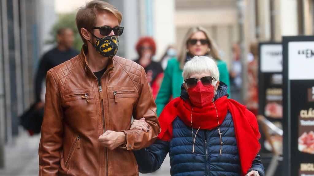 Concha Velasco junto a su hijo mayor, Manuel, paseando por las calles de Madrid.
