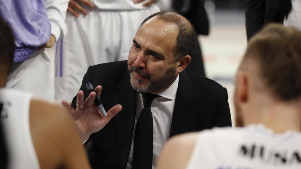 Chus Mateo, dirigiendo un partido del Real Madrid