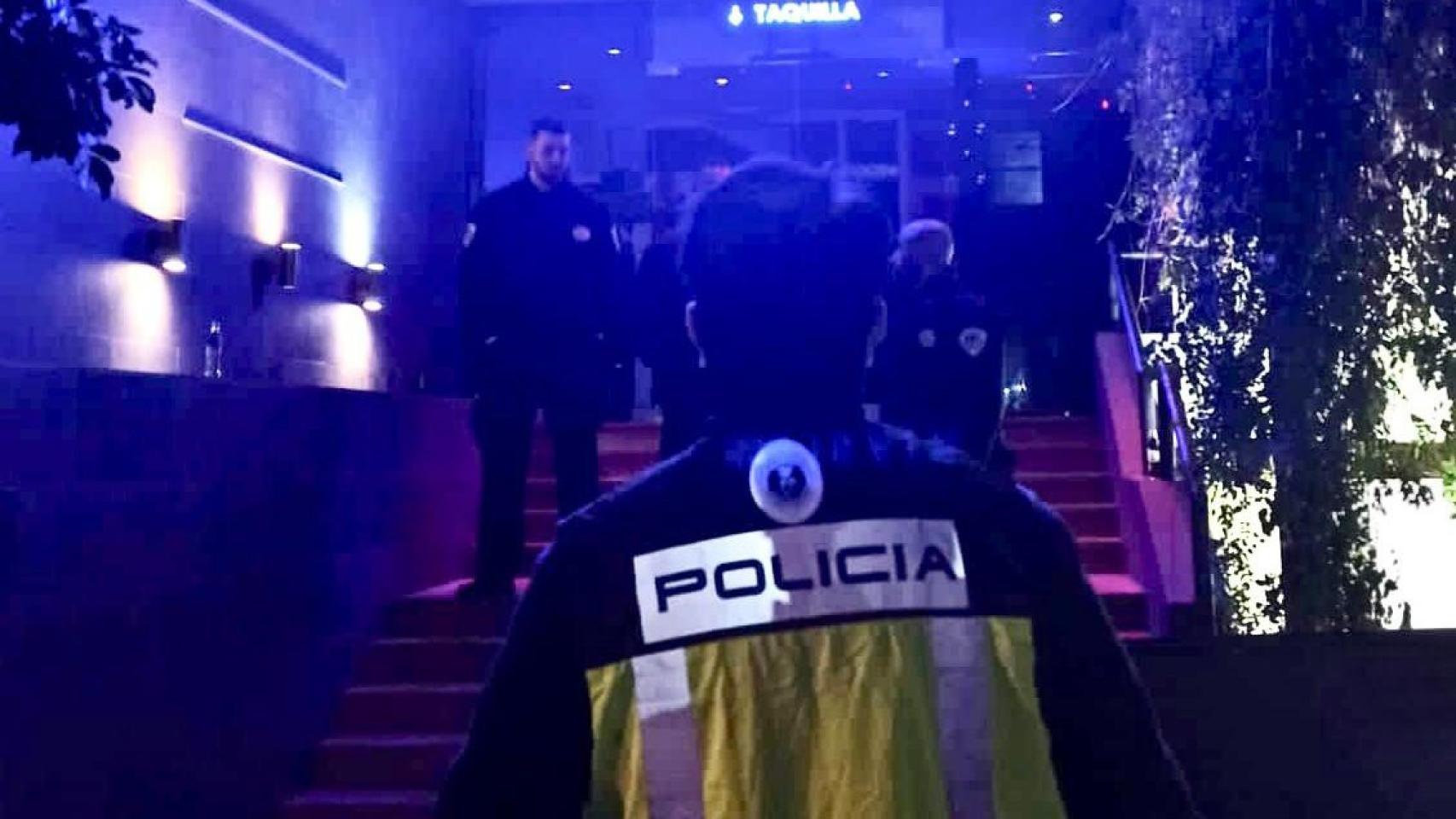 Un Policía de la Generalitat en un local de ocio.
