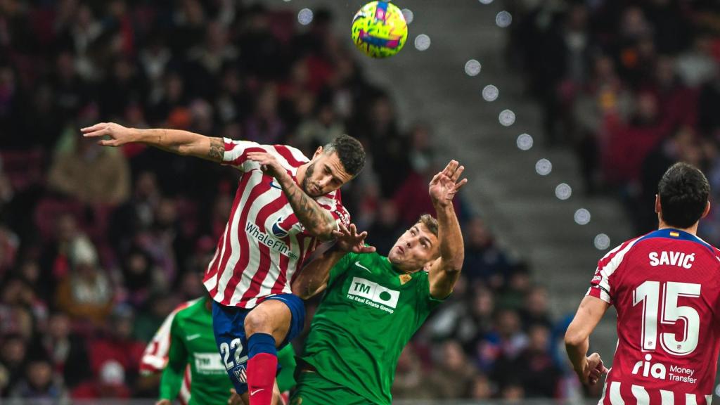 Instante del pasado encuentro liguero entre el Elche y el Atlético de Madrid.