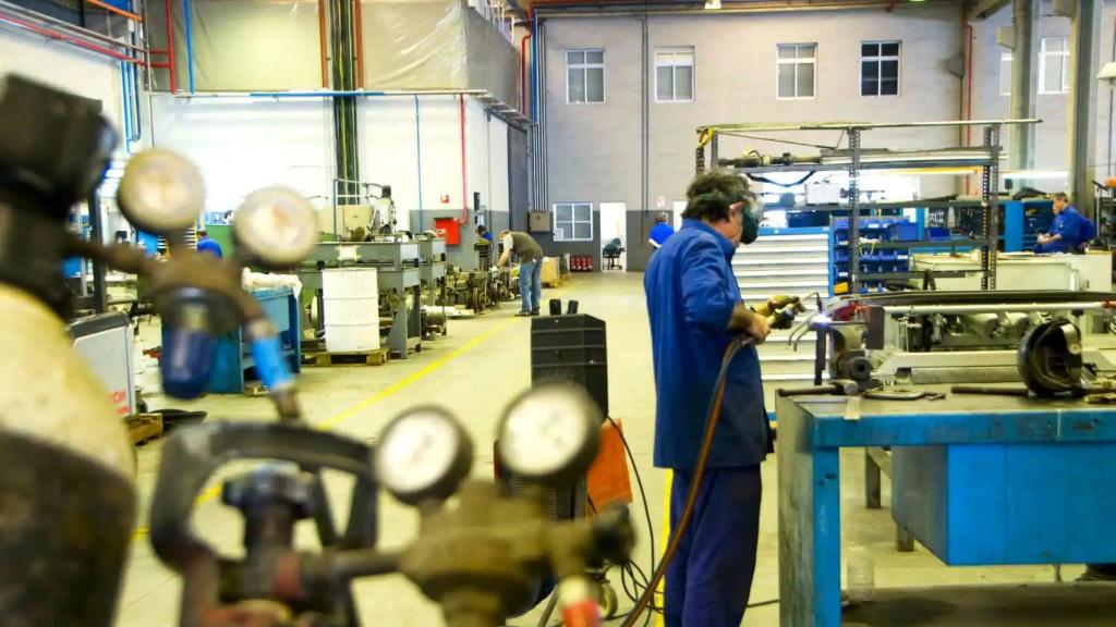 Un trabajador de una empresa industrial valenciana.