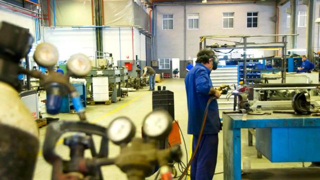 Un trabajador de una empresa industrial valenciana.