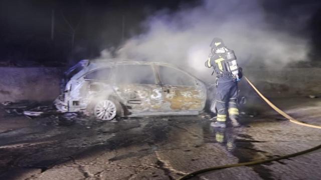 Imagen de archivo de un coche tras incendiarse.